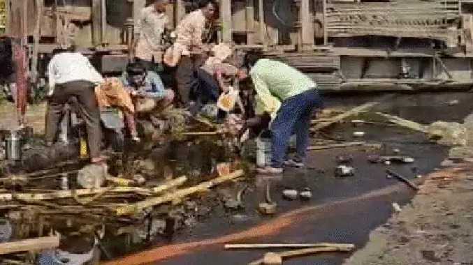 வழிந்தோடிய பாமாயிலை எடுக்க போட்டா போட்டி