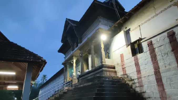 ஓணம் பண்டிகையையொட்டி ஓணவில் சமர்ப்பிக்கும் நிகழ்வு