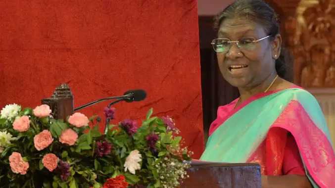 தேசிய நல்லாசிரியர் விருது குடியரசு தலைவர் திரௌபதி முர்மு விருதை வழங்கினார்