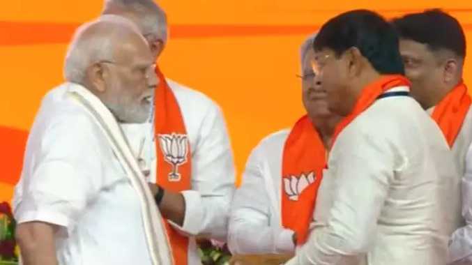 கைத்துப்பாக்கியுடன் வந்த இருவரை கைது செய்த போலீஸ்