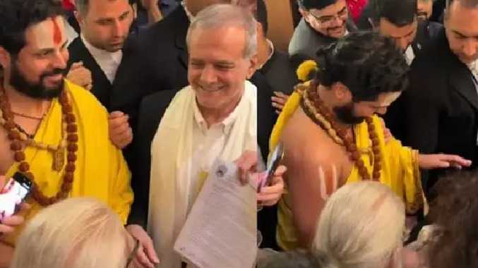 ஈரான் அதிபர் இந்து மதத் தலைவரின் காலில் விழுந்தாரா?