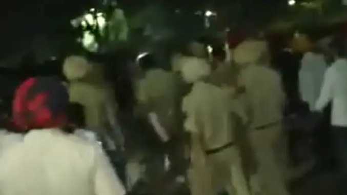 மாணவர்கள் தொடர் போராட்டம் - பதற்றமான சூழல்