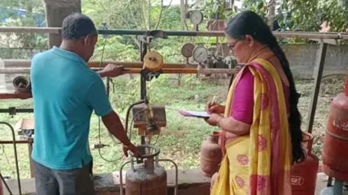 எல்.பி.ஜி சிலிண்டர்களில் எரிவாயு அளவை குறைத்து மோசடி