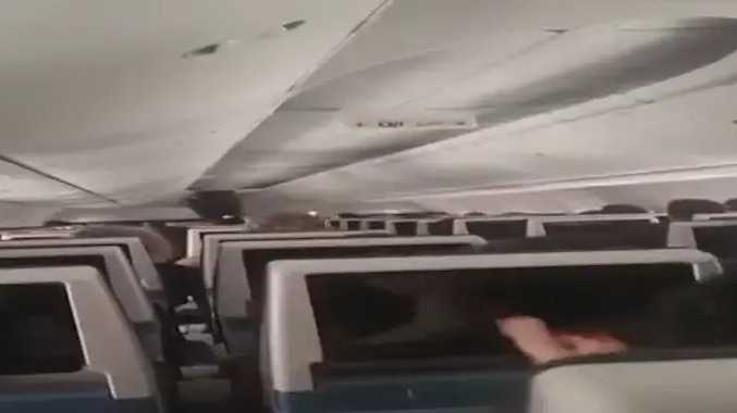 நடுவானில் விமானிகளுக்கு இடையே மோதலால் பரபரப்பு