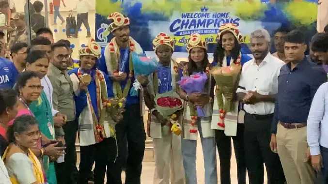 ஆசிய விளையாட்டுப் போட்டி : வீரர்- வீராங்கனைகள் விமான நிலையத்தில் உற்சாக வரவேற்பு
