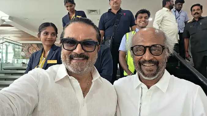 பெங்களூரு விமானத்தில் நடிகர் ரஜினிகாந்த் - சரத்குமார் சந்திப்பு