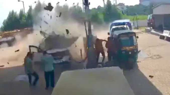 காஸ் நிரப்பிக்கொண்டிருந்தபோது வெடித்துச் சிதறிய கார்