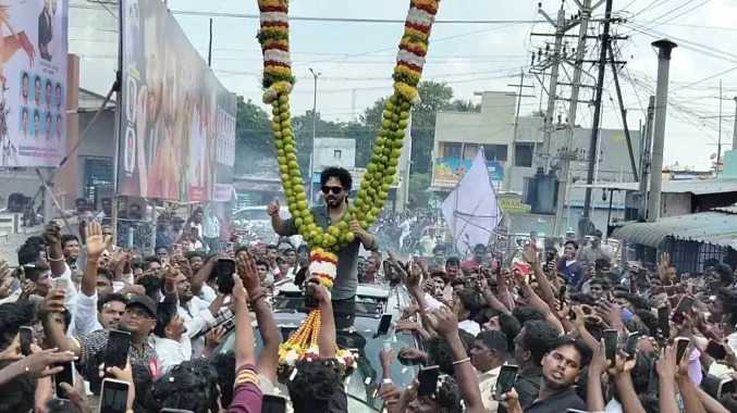 ராட்சத மாலை அணிவித்து ஹிப் ஹாப் ஆதியை வரவேற்ற ரசிகர்கள்
