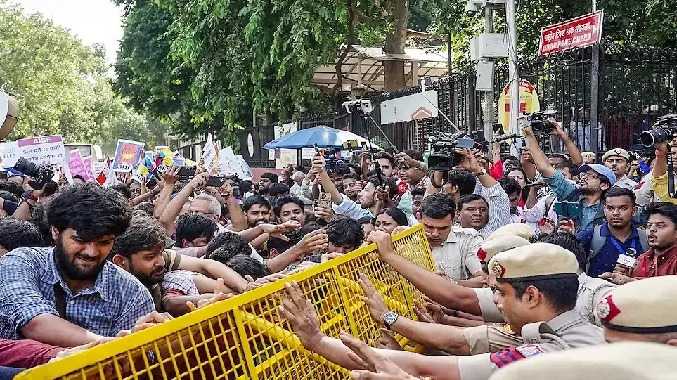 போராட்டங்களில் அடையாள அட்டையின்றி பணியில் ஈடுபடும் போலீசார்