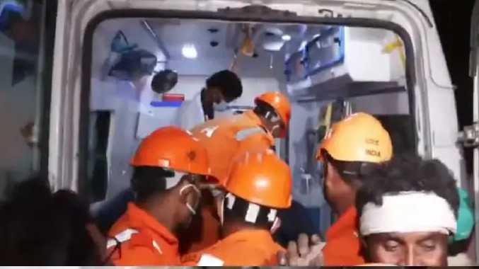சீமாபுரியில் நான்கு மாடி கட்டடம் இடிந்து விழுந்து விபத்து