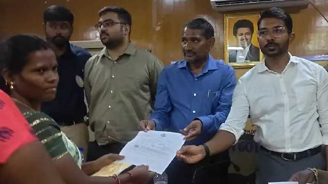 அமைச்சர் வன்னி அரசு பயனாளிகளுக்கு பட்டாக்களை வழங்கினார்