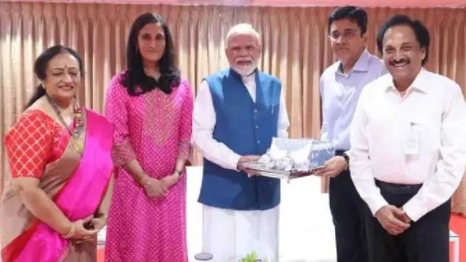 பிரதமர் மோடிக்கு திருமண பத்திரிகை வைத்த கலாநிதி மாறன்