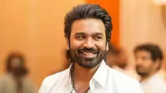 மகளிர் அணி நிர்வாகிகளை சந்தித்து புகைப்படம் எடுக்கிறார் தனுஷ்
