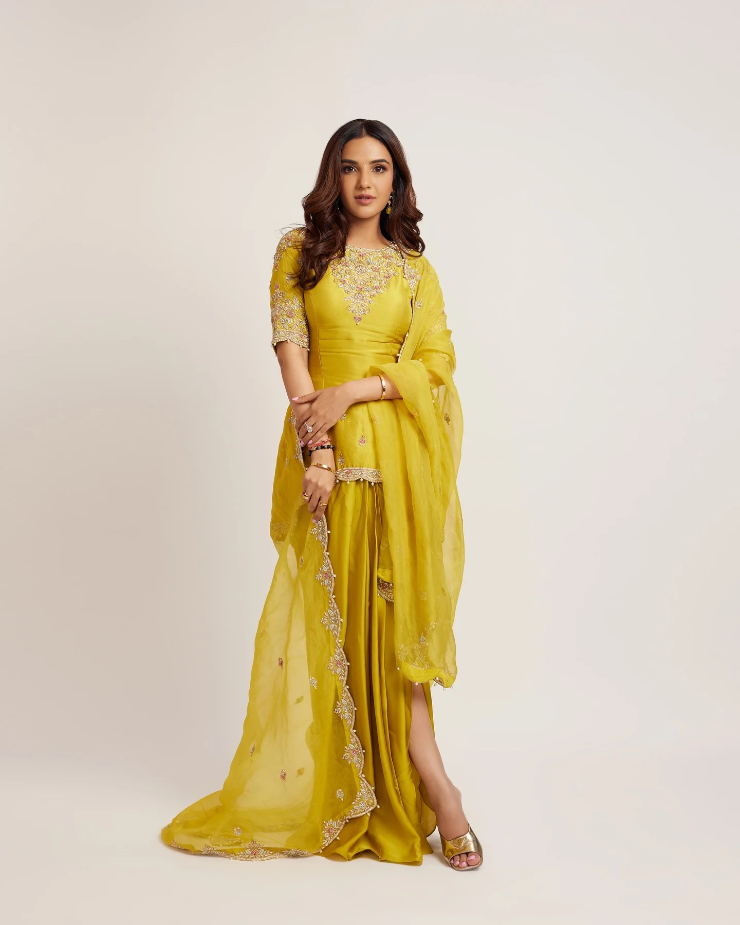 Cover image for Jasmin Bhasin Suits For Karwa Chauth: इस करवा चौथ पर जैस्मीन भसीन के ट्रेंडी वाइब्रेंट सूट देख लें इंस्पिरेशन