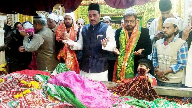 درگاہ کے چیف انچارج افسر علی نظامی و دیگر دعا کرتے ہوئے درگاہ کے چیف انچارج افسر علی نظامی و دیگر دعا کرتے ہوئے