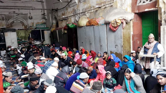 لنگر کا انتظام و انصرام کی ذمہ داری سنبھالنے والے سید خسرو نظامی (دائیں جانب کرسی پر بیٹھے ہوئے) اور لنگر کھاتے ہوئے درگاہ میں موجود زائرین لنگر کا انتظام و انصرام کی ذمہ داری سنبھالنے والے سید خسرو نظامی (دائیں جانب کرسی پر بیٹھے ہوئے) اور لنگر کھاتے ہوئے درگاہ میں موجود زائرین