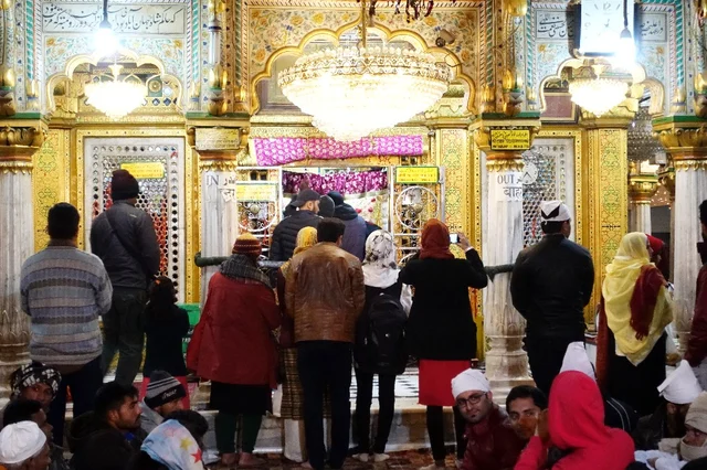 درگاہ پر موجود زائرین درگاہ پر موجود زائرین