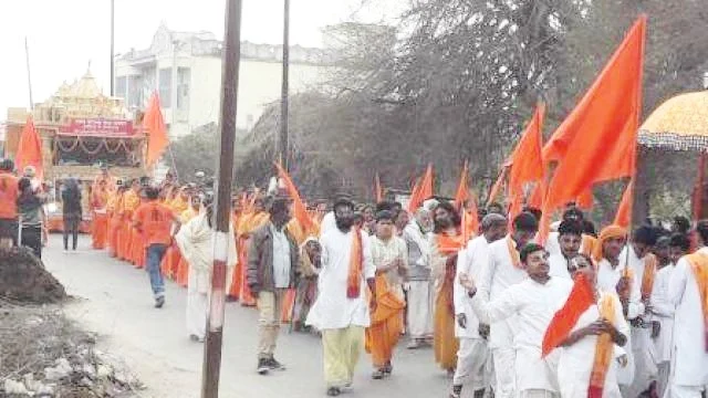 بھگوا پرچم کے ساتھ نکلی رام راجیہ رتھ یاترا بھگوا پرچم کے ساتھ نکلی رام راجیہ رتھ یاترا