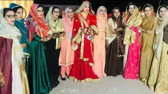 ہریانہ: نوح میوات کے گاؤں چندینی کی 11 گریجویٹ اور پوسٹ گریجویٹ بہنوں کا گروپ فوٹو ہریانہ: نوح میوات کے گاؤں چندینی کی 11 گریجویٹ اور پوسٹ گریجویٹ بہنوں کا گروپ فوٹو