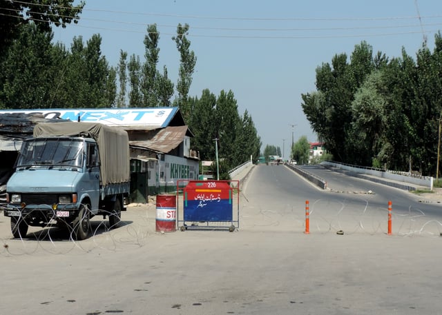 کشمیر میں بند کا 33 واں دن، شیعہ اکثریتی قصبہ بڈگام جانے والی تمام سڑکیں سیل