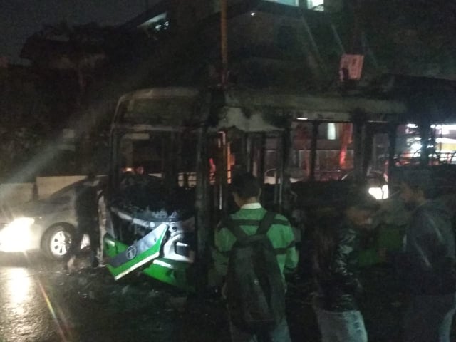دہلی: شہریت قانون کے خلاف پُر تشدد احتجاج، مظاہرین پر لاٹھی چارج، 3 بسوں میں آگزنی