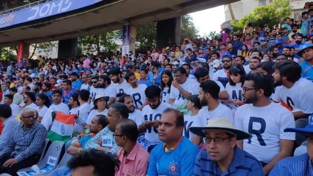 ممبئی: میچ کے دوران بھی ’سی اے اے‘ مخالف احتجاج، مظاہرین نے ’ٹی شرٹ‘ پر لکھا پیغام