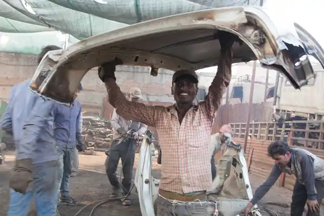 वर्कर मेटल बॉडी को ले जा रहे हैं 