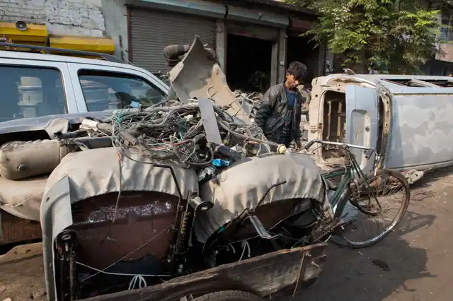 कारों की सीटें, प्लास्टिक का सामान, इलेक्ट्रिक वायर्स को अलग करके बेच दिया जाता है
