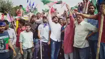 सुप्रीम कोर्ट के फैसले के खिलाफ विरोध-प्रदर्शन करते लोग