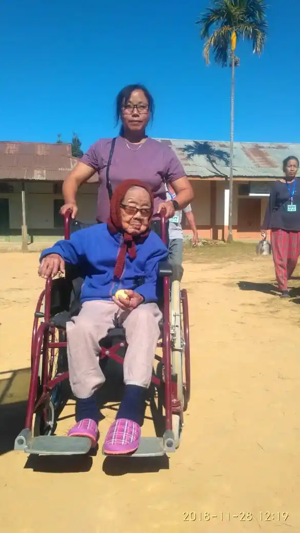 वोट डालने आईं 106 साल की बुजुर्ग महिला