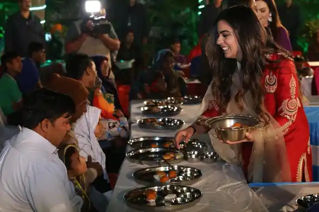 ईशा अंबानी ने शादी से पहले की ‘अन्न सेवा’