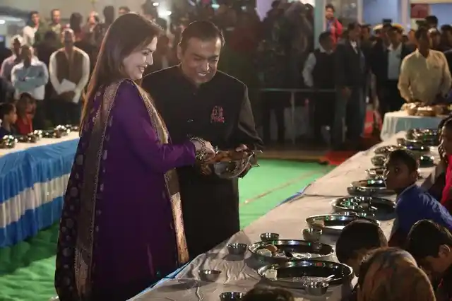 मुकेश अंबानी और नीता अंबानी भी साथ 