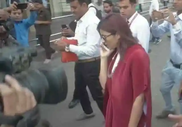 एयरपोर्ट जातीं परिणीति चोपड़ा