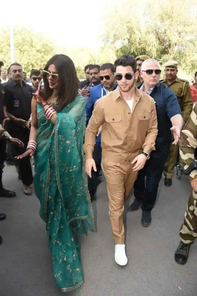 एयरपोर्ट की ओर जाते हुए प्रियंका और निक