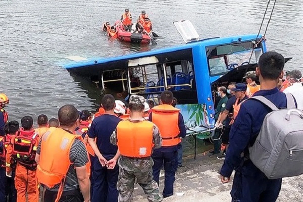 A bus driver in China deliberately crashed and killed 21 people ...