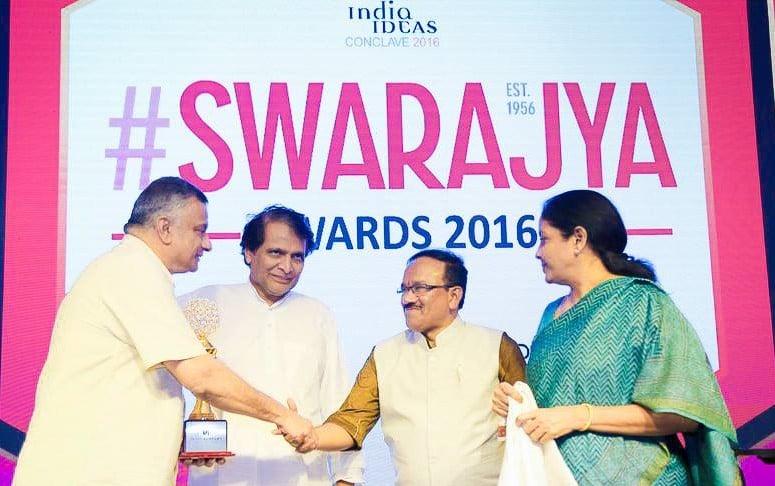  T C A Srinivasa-Raghavan shaking hands with Parsekar