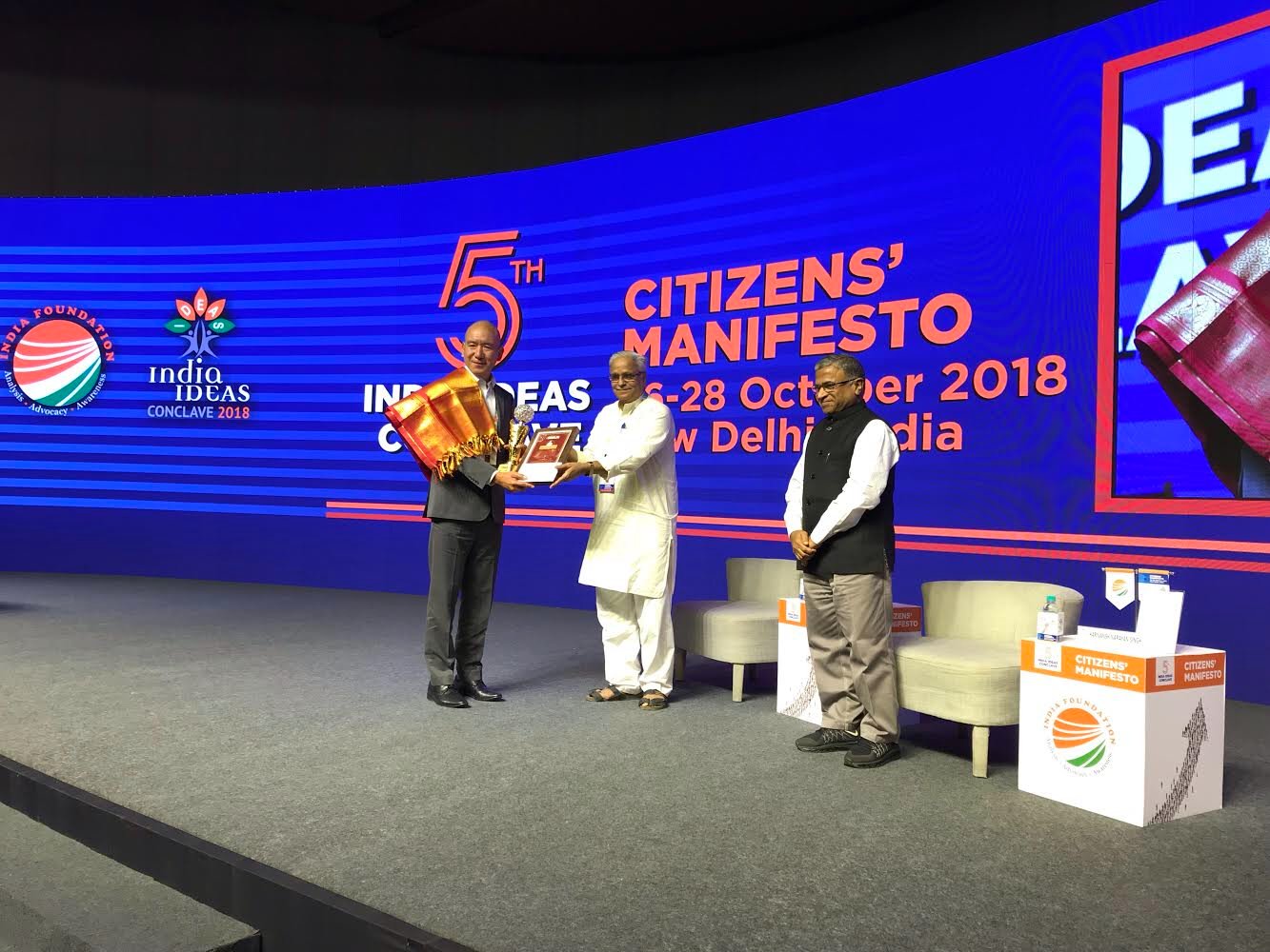 Lobsang Phuntsok&nbsp; receiving the Shree Narayana Guru Award