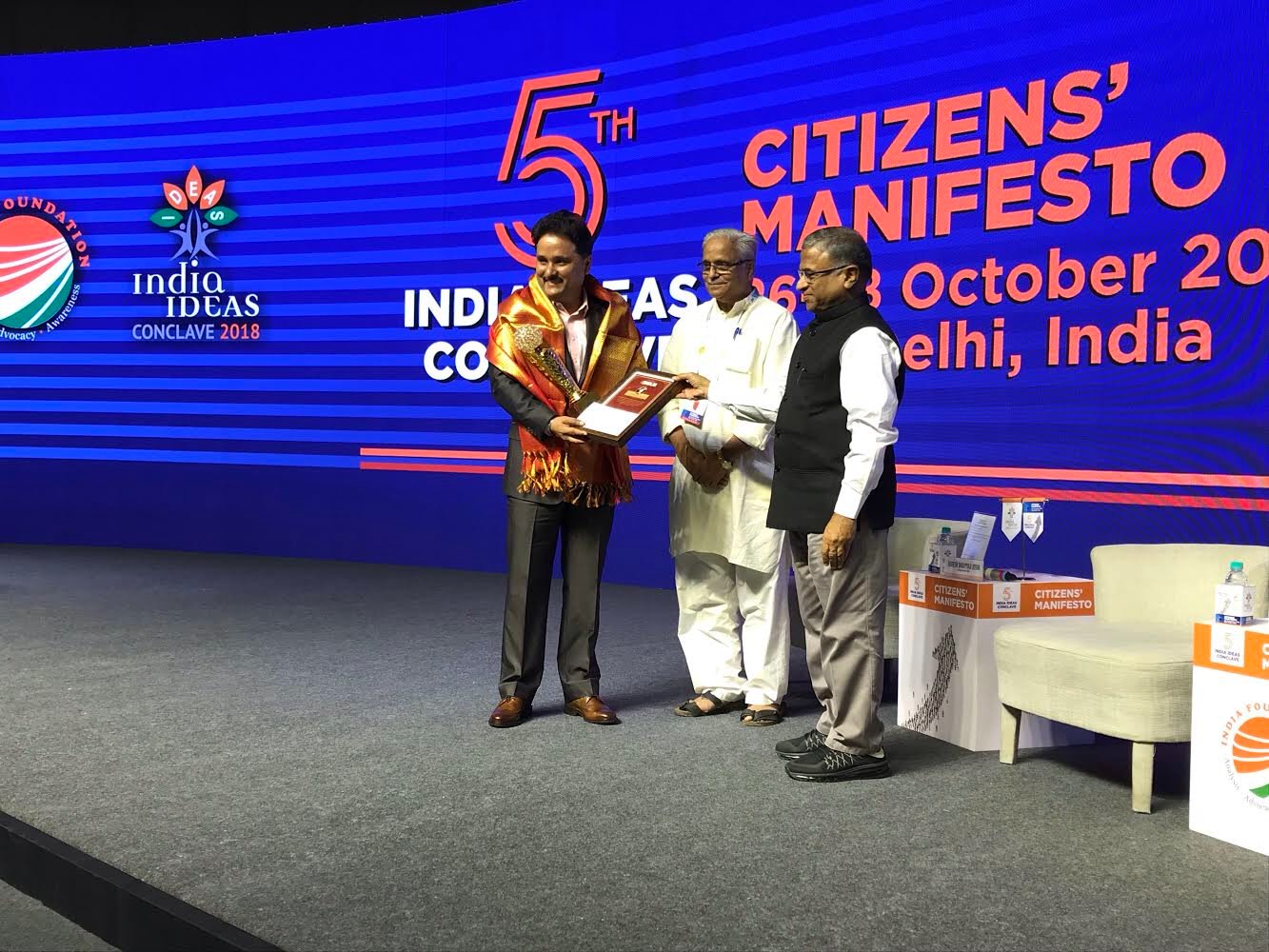 Amish Tripathi receiving the Ustad Bismillah Khan Award