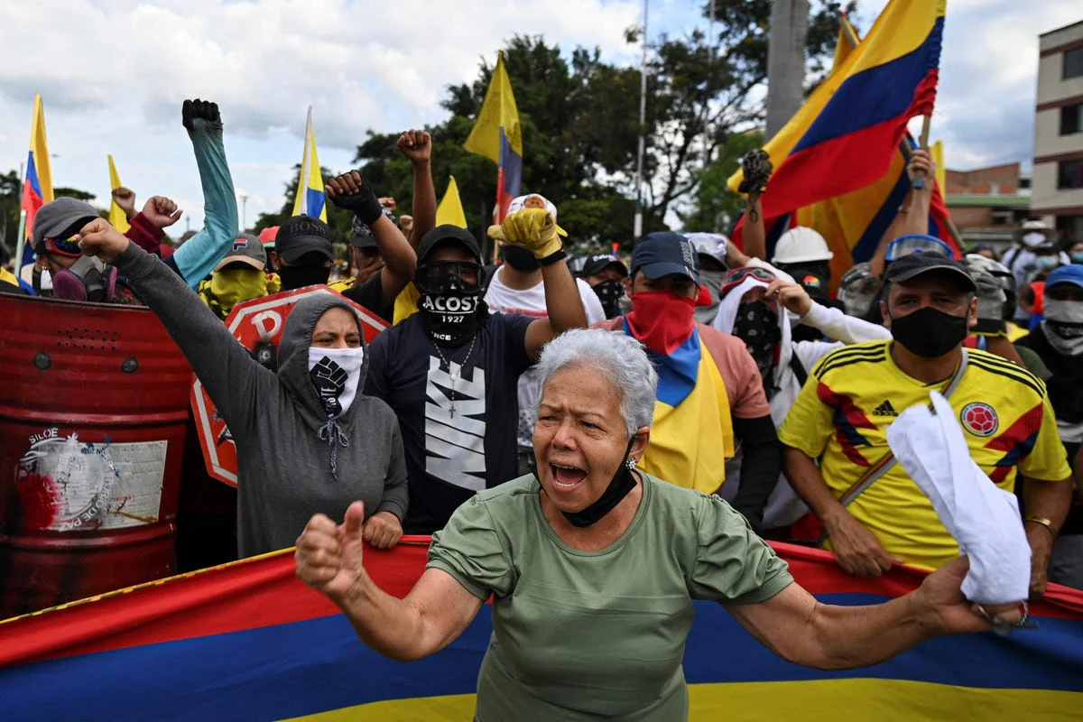Colombia Will Close Borders, Deploy Army Ahead of Presidential Runoff This Weekend