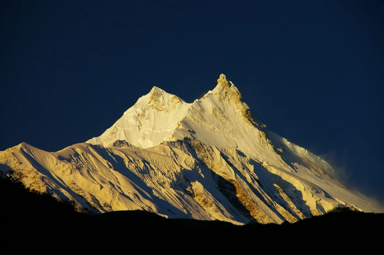 Avalanche Kills at Least 2, Injures More at Manaslu
