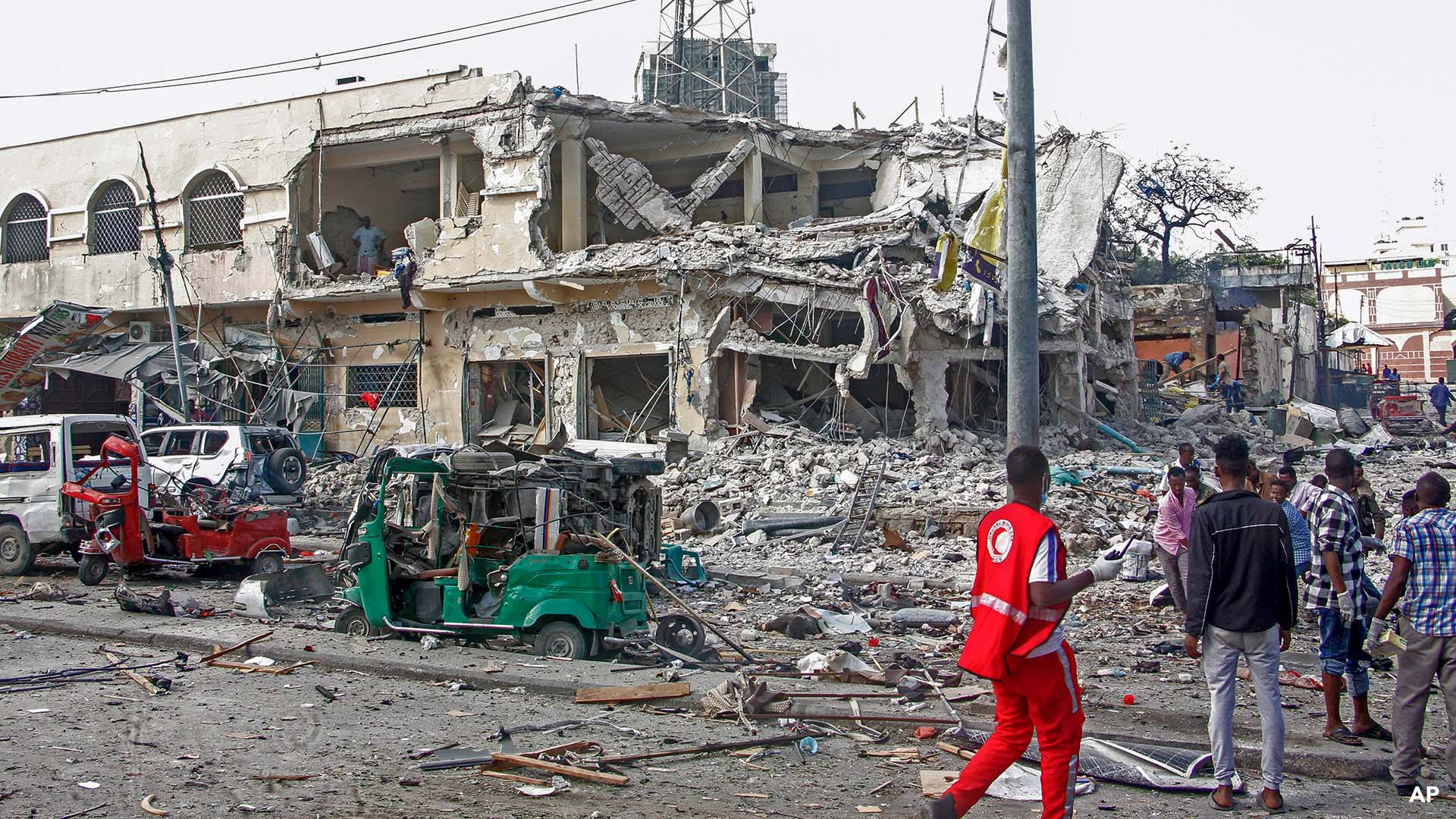 100 Killed, 300 Injured, in Somalian Car Bombings