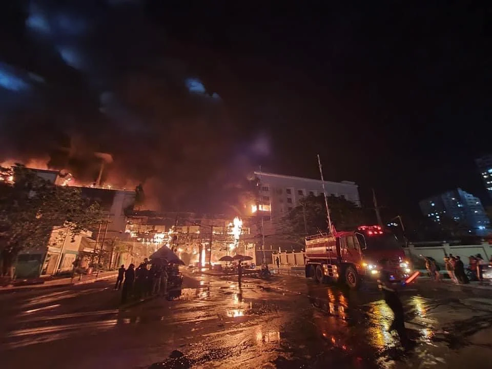 People Trapped in Large Fire, Grand Diamond City Hotel, Poipet, Cambodia