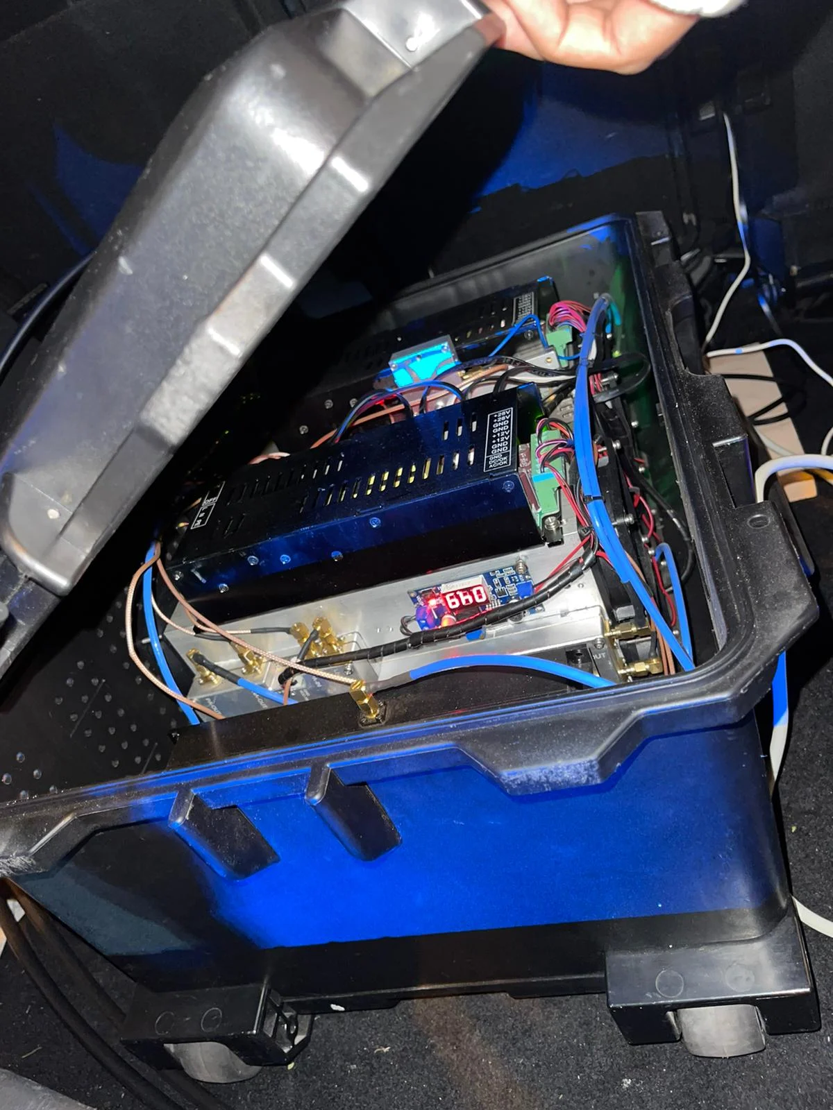 Wireless Hacking Device Causes Bomb Scare in Paris, Leaves More Questions Than Answers