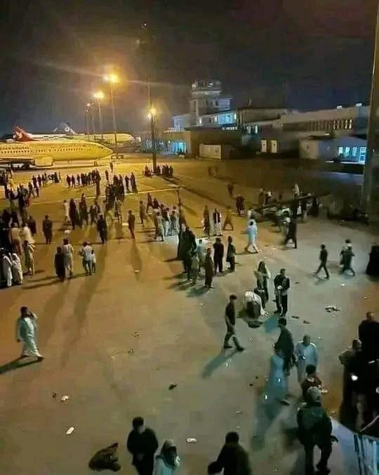 Crowds Surge Kabul Airport Amid Rumors of Volunteers Leaving to Help Turkey, Injuries Reported After Taliban Open Fire