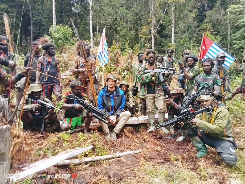 New Zealand Pilot Still Held by West Papuan Fighters, Negotiations Struggle