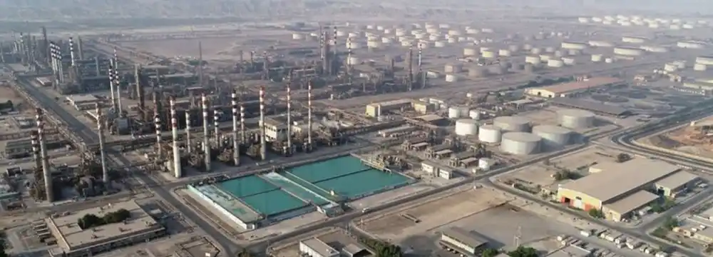 Large Fire Engulfs Aftab Oil Company Storage Tanks, Bandar Abbas Oil Refinery, Iran