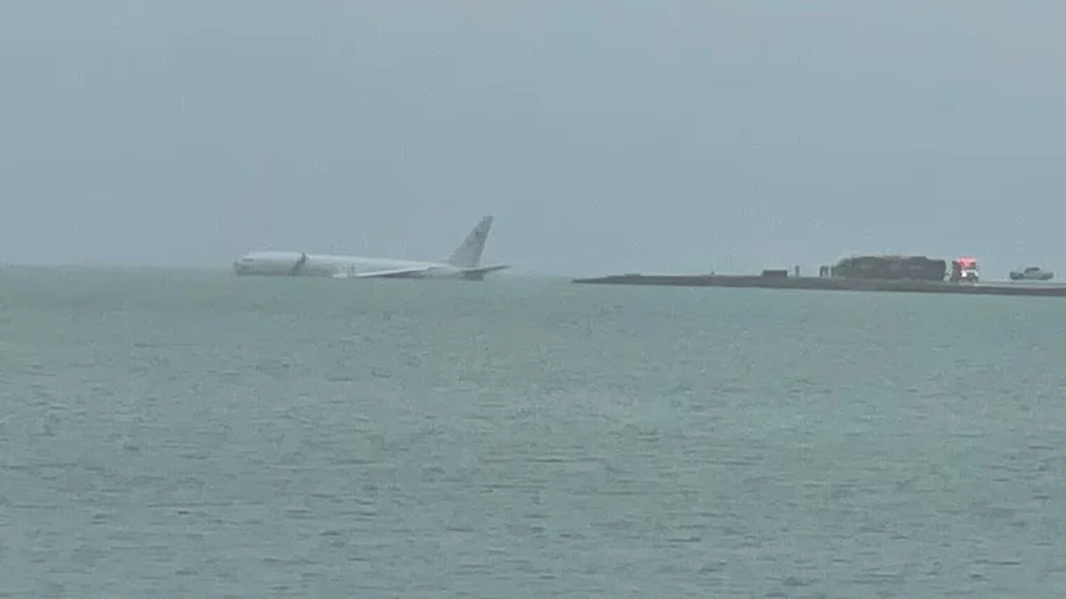 USN P-8 Overshoots Runway, Splash Lands into Kaneohe Bay, Hawaii