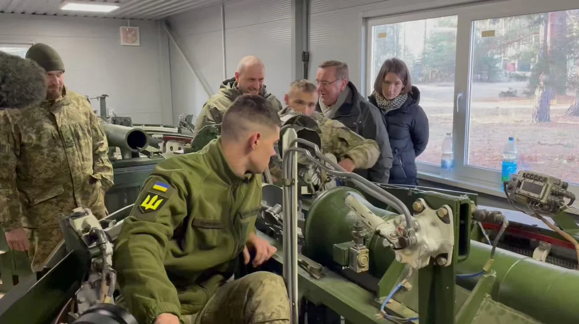 German Defense Minister Announces 1.3B EUR Ukraine Package During Visit