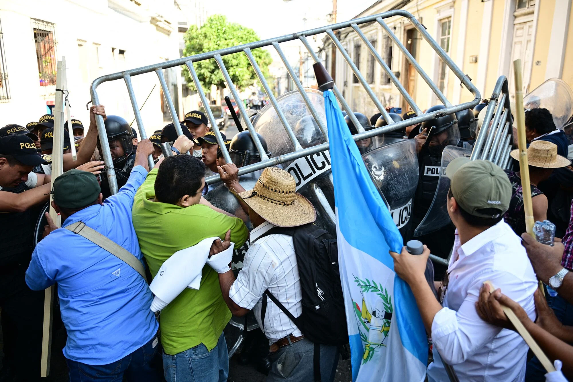 Inauguration of Guatemalan President-Elect Delayed by Congress, Protestors met with Tear Gas