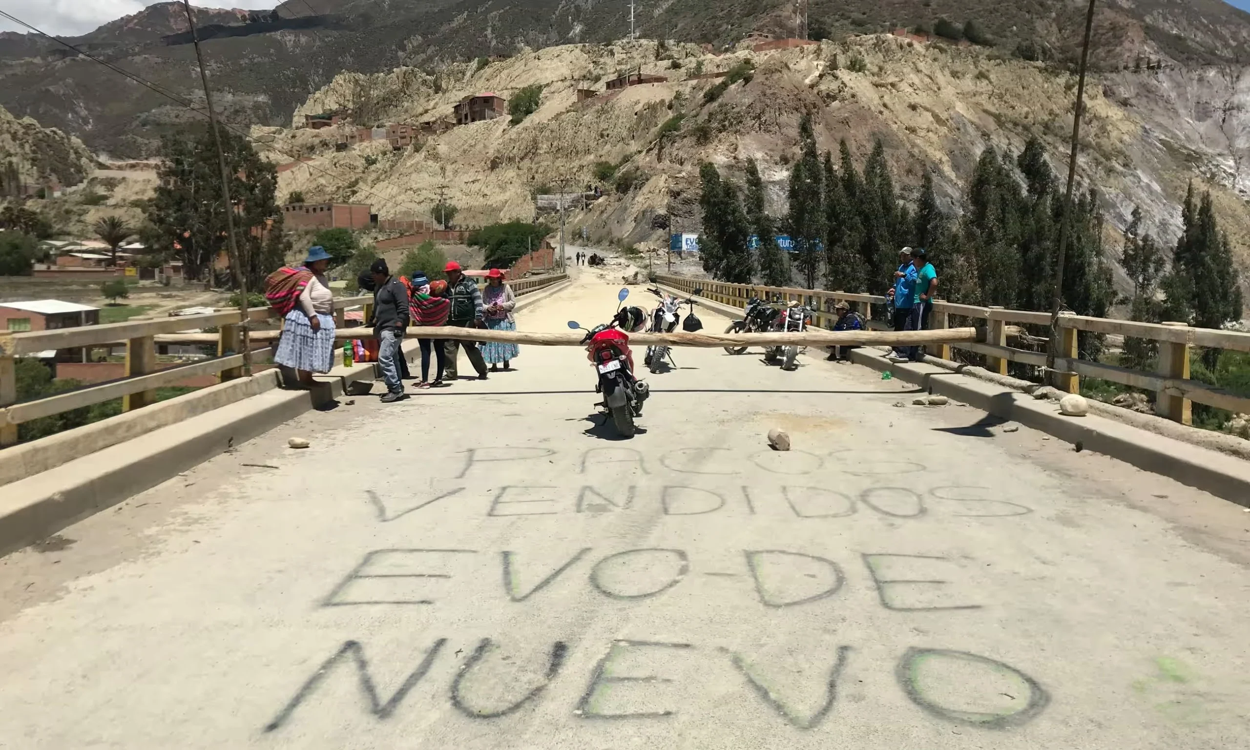 Blockading Evistas Throw Dynamite at Police in Parotani, Bolivia